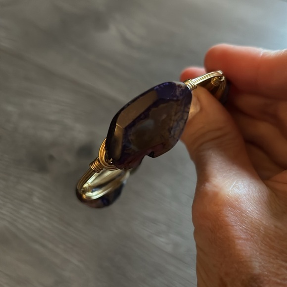 Gold wire bracelet with three purple geodes - Picture 5 of 5